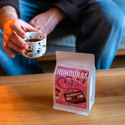 Kawa specialty Honduras Matazano JAVA Coffee Roasters – opakowanie kawy i filiżanka espresso, zdjęcie lifestyle