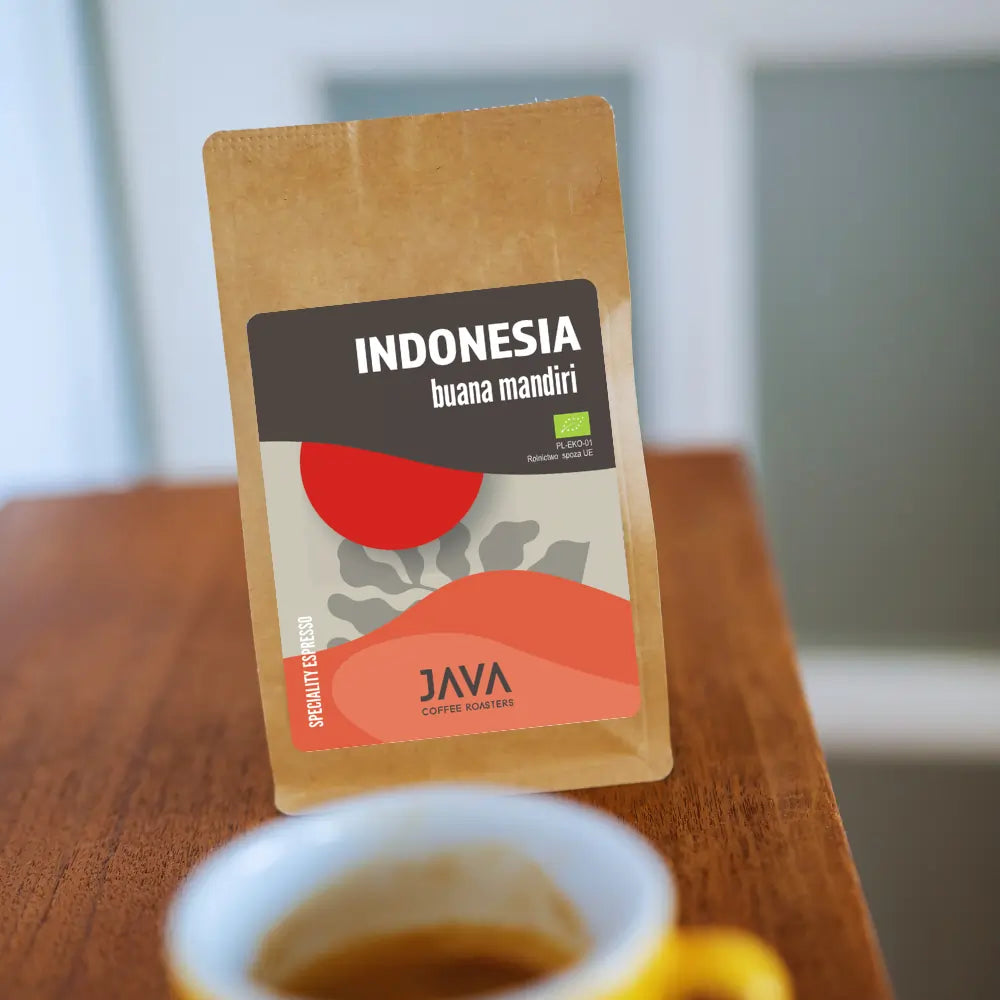 Opakowanie kawy specialy Indonesia Buana mandiri na stole 