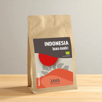 opakowanie kawy specialty indonesia buana mandiri na drewnianym stole 