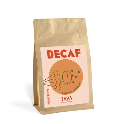 Kawa bezkofeinowa Java Coffee Roasters Decaf Colombia Asomuier 250g Specialty Espresso w brązowym opakowaniu na białym tle