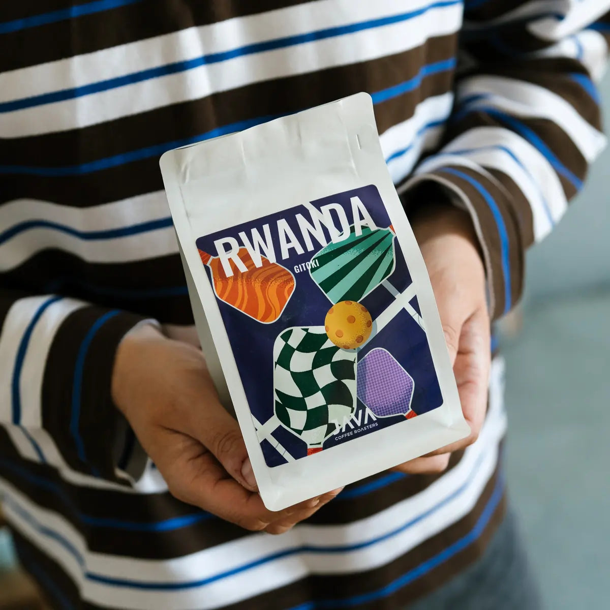 Kawa specialty Rwanda Gitoki JAVA Coffee Roasters prezentowana w dłoniach – lifestyle zdjęcie produktu
