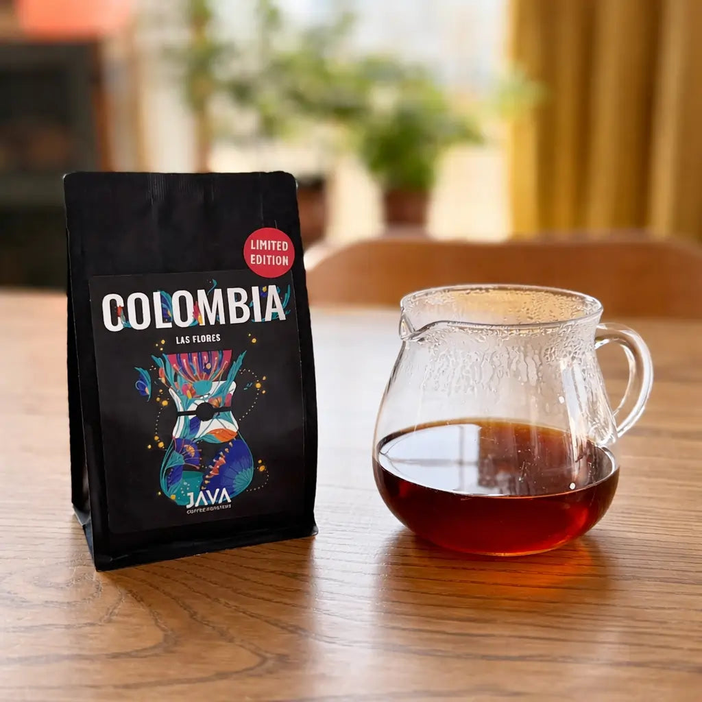 Kawa ziarnista Colombia Las Flores JAVA Coffee limited edition oraz serwer z kawą przelewową na stole