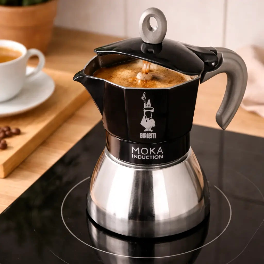 Bialetti Moka Induction podczas parzenia kawy na płycie indukcyjnej, kawiarka w trakcie zaparzania espresso w nowoczesnej kuchni, zdjęcie lifestyle