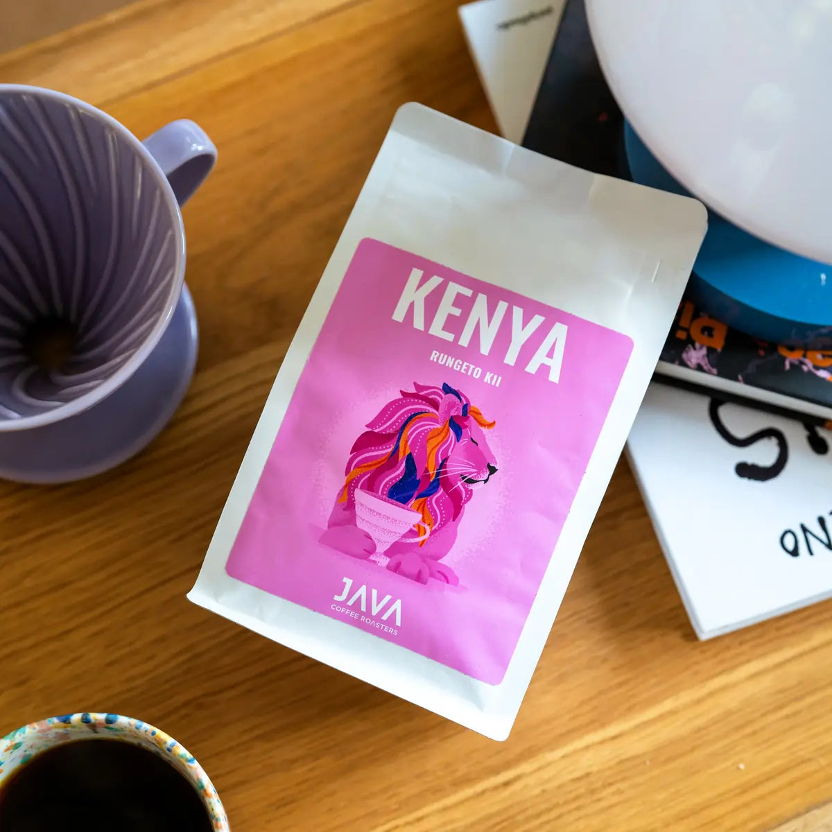 Kawa specialty Kenya Rungeto Kii od JAVA Coffee Roasters – opakowanie kawy obok drippera i zaparzonej kawy przelewowej na drewnianym stole, zdjęcie lifestyle 