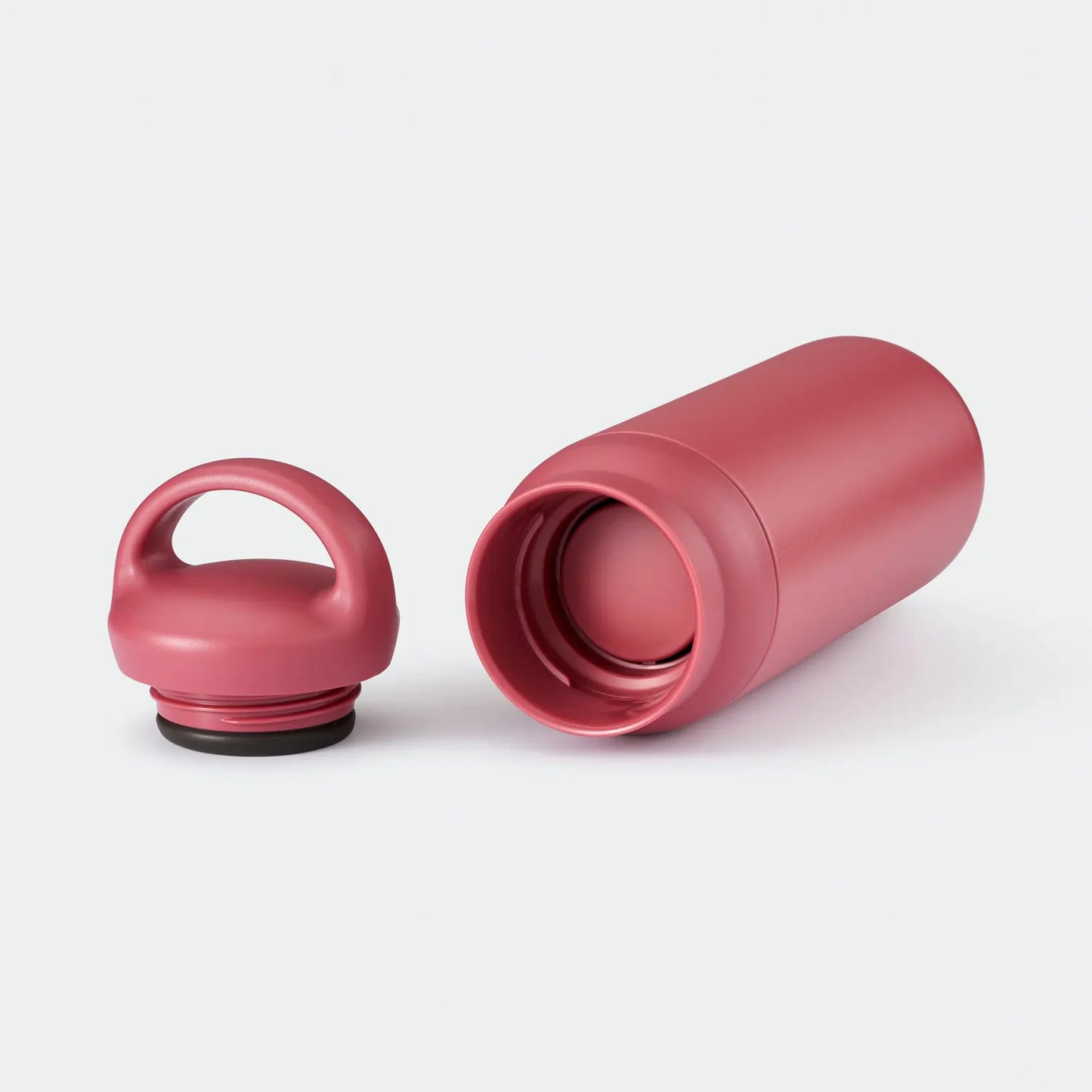 Butelka termiczna Kinto Day Off Tumbler 500 ml w kolorze pink z odkręconym korkiem – packshot na jasnym tle