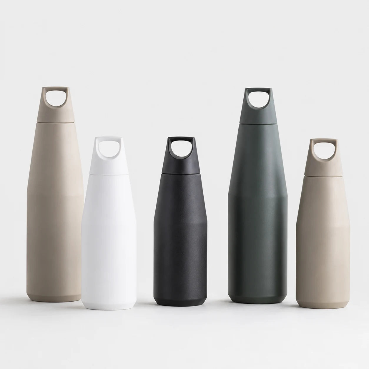 Termosy Kinto Trail Tumbler w różnych kolorach i rozmiarach na jasnym tle