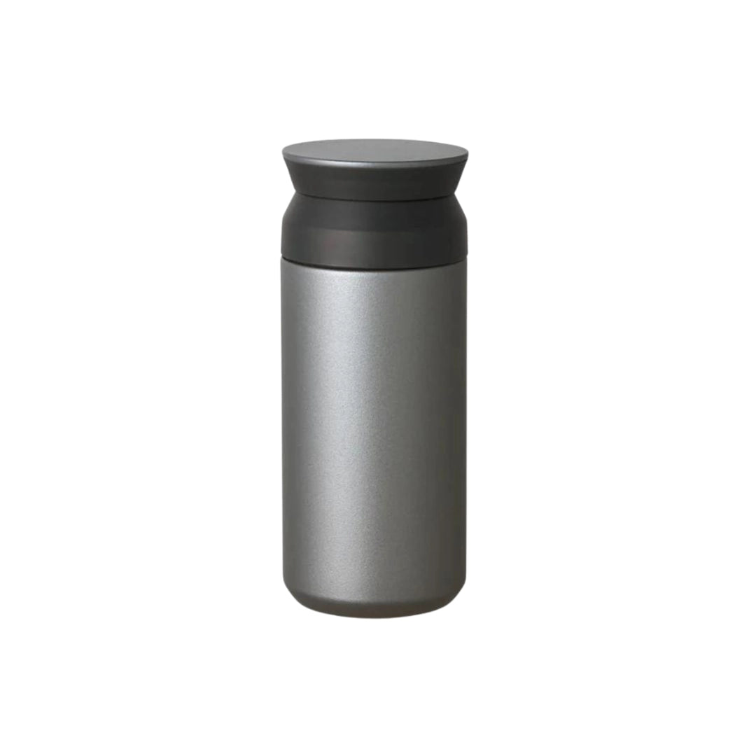 Kinto Travel Tumbler srebrny termos z podwójną ścianką, minimalistyczny bidon termiczny na kawę i herbatę, widok na białym tle.