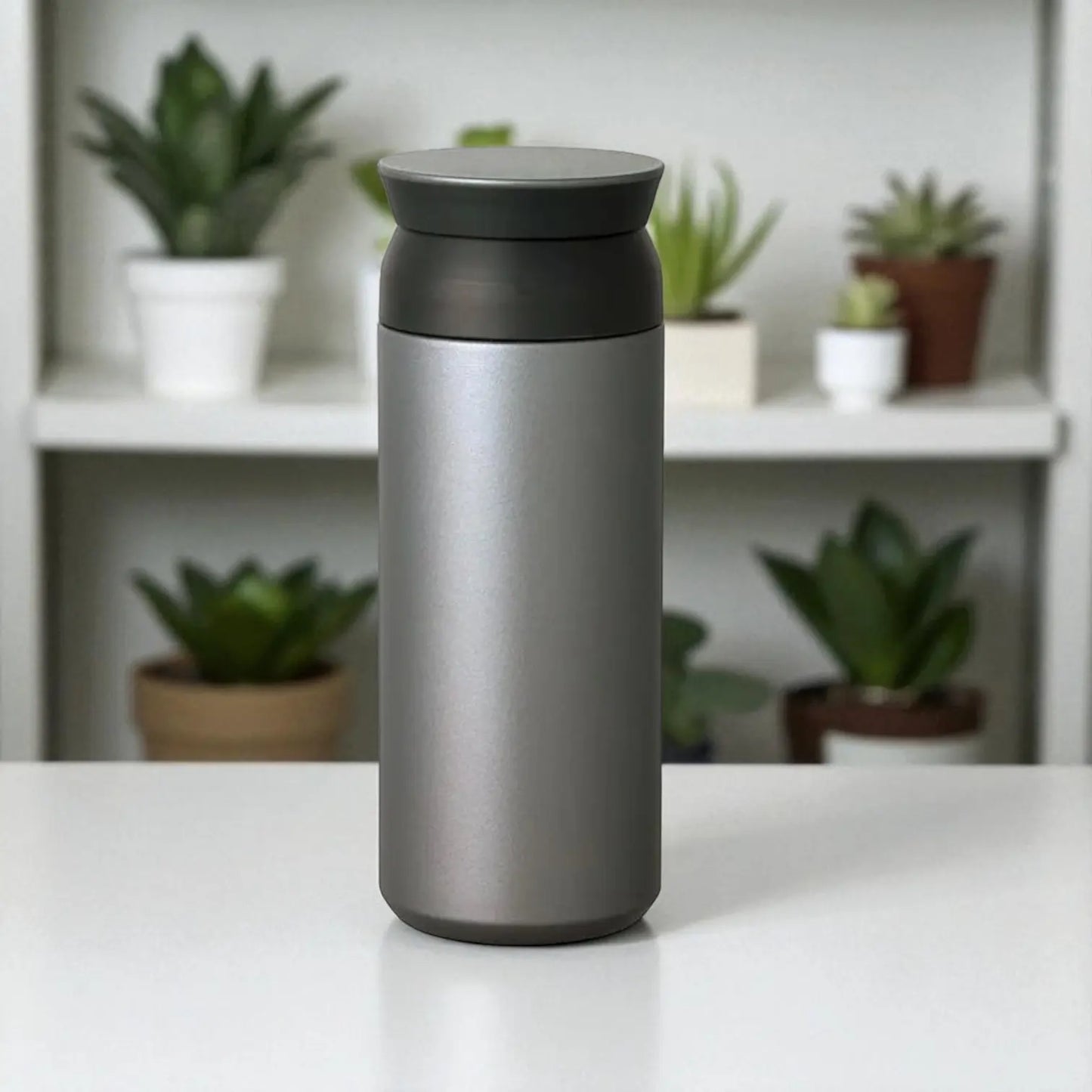 Kubek termiczny Kinto Travel Tumbler 500ml w kolorze srebrnym, nowoczesny design, idealny na kawę i herbatę w podróży