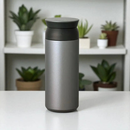 Kubek termiczny Kinto Travel Tumbler 500ml w kolorze srebrnym, nowoczesny design, idealny na kawę i herbatę w podróży