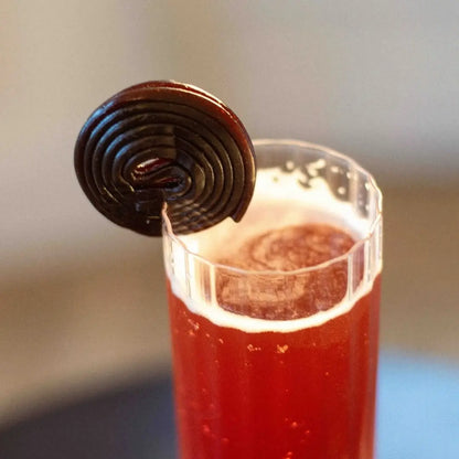 Koktajl z syropem Bacanha Réglisse ozdobiony lukrecją – oryginalny przepis na napój