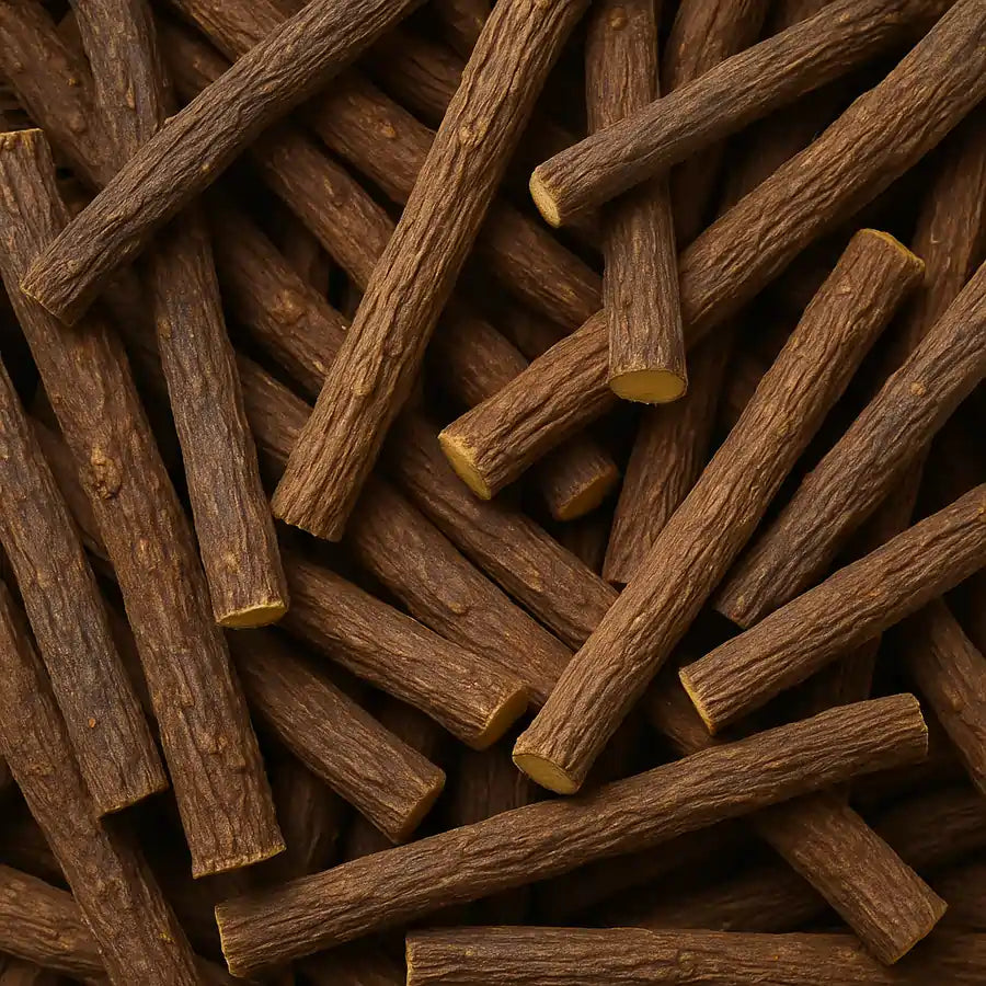 Korzeń lukrecji – naturalne kawałki suszonego korzenia w ciepłych brązowych odcieniach, widok z góry, zdjęcie produktowe Bacanha Bio