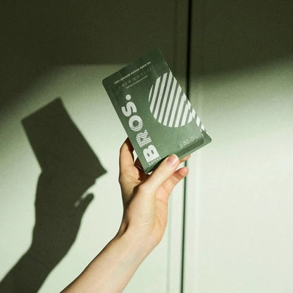 opakowanie matchy Matcha Bros 50 g w dłoni zielona herbata matcha ceremonialna minimalistyczny lifestyle premium