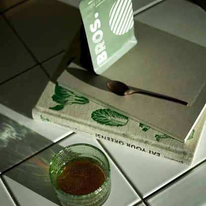 matcha bros w porannym świetle rytuał picia matchy zielona herbata przy książce slow living premium lifestyle