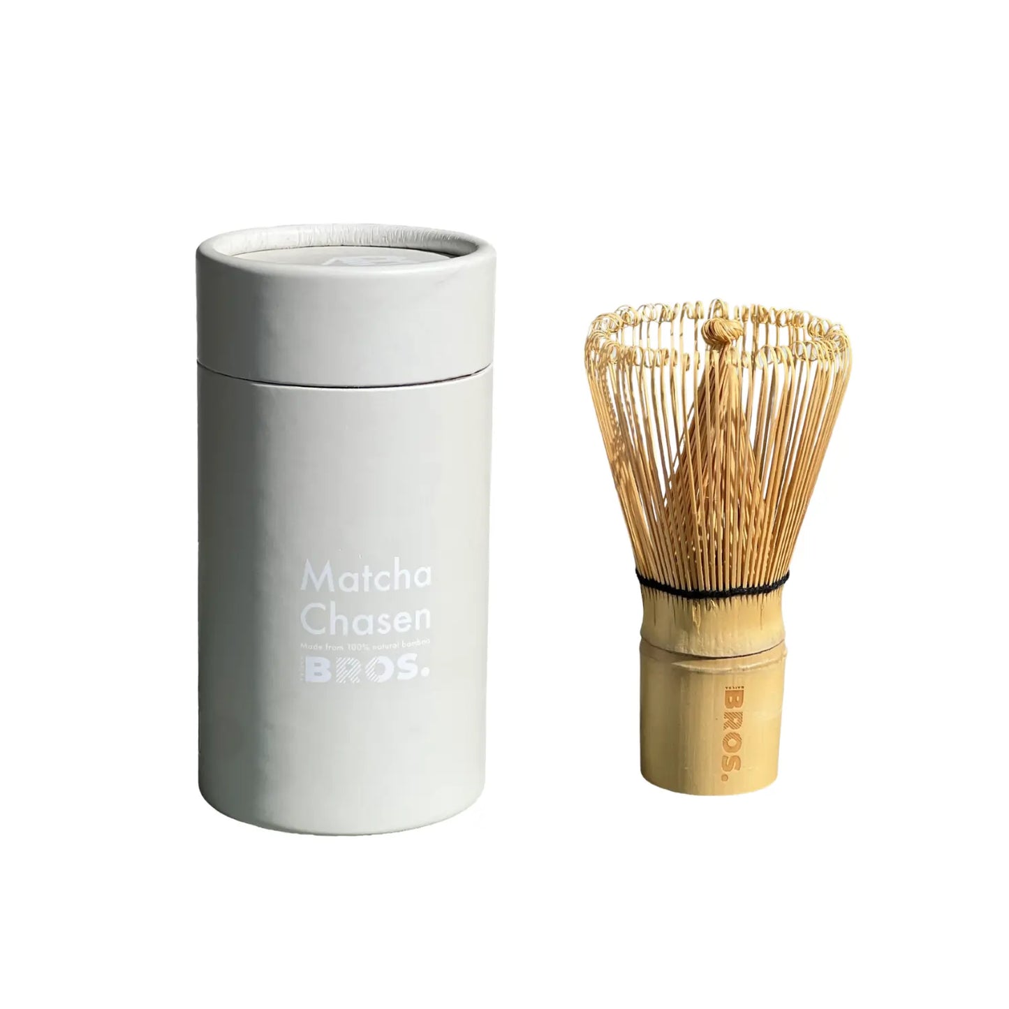 Bambusowa trzepaczka do matchy chasen z pojemnikiem – zestaw akcesoriów do przygotowania matcha latte BROS na jasnym tle