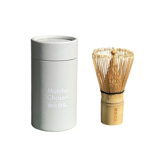 Bambusowa trzepaczka do matchy chasen z pojemnikiem – zestaw akcesoriów do przygotowania matcha latte BROS na jasnym tle