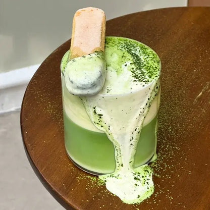 matcha latte deser z pianką i biszkoptem – kremowa matcha z mlekiem, efektowny napój premium w stylu cafe