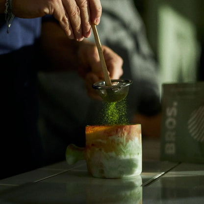 przesiewanie matchy przez sitko do matcha latte przygotowanie napoju zielona herbata matcha bros slow living premium lifestyle