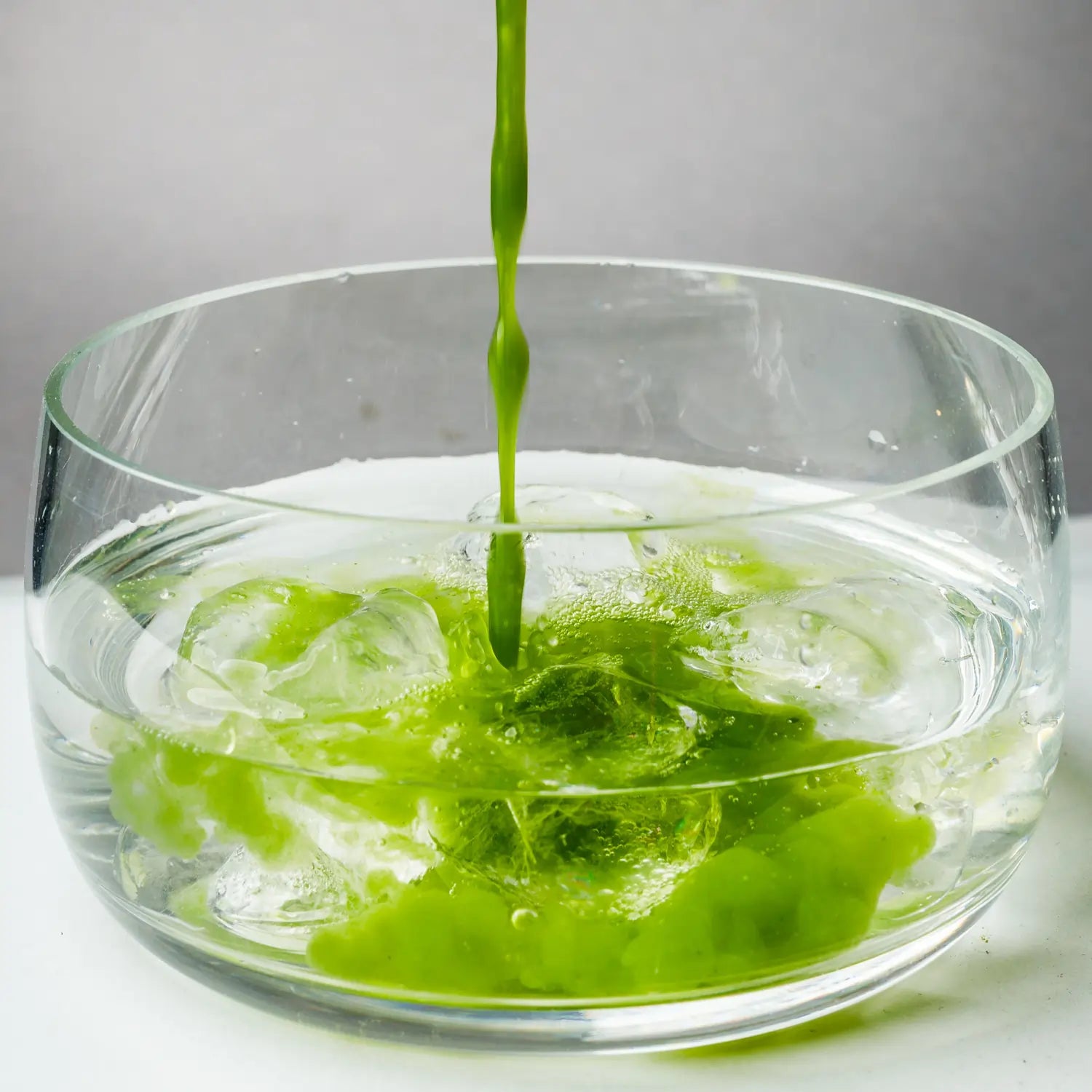 Wlewanie matchy do wody z lodem – przygotowanie matcha na zimno, zielona herbata matcha w szklanej misce