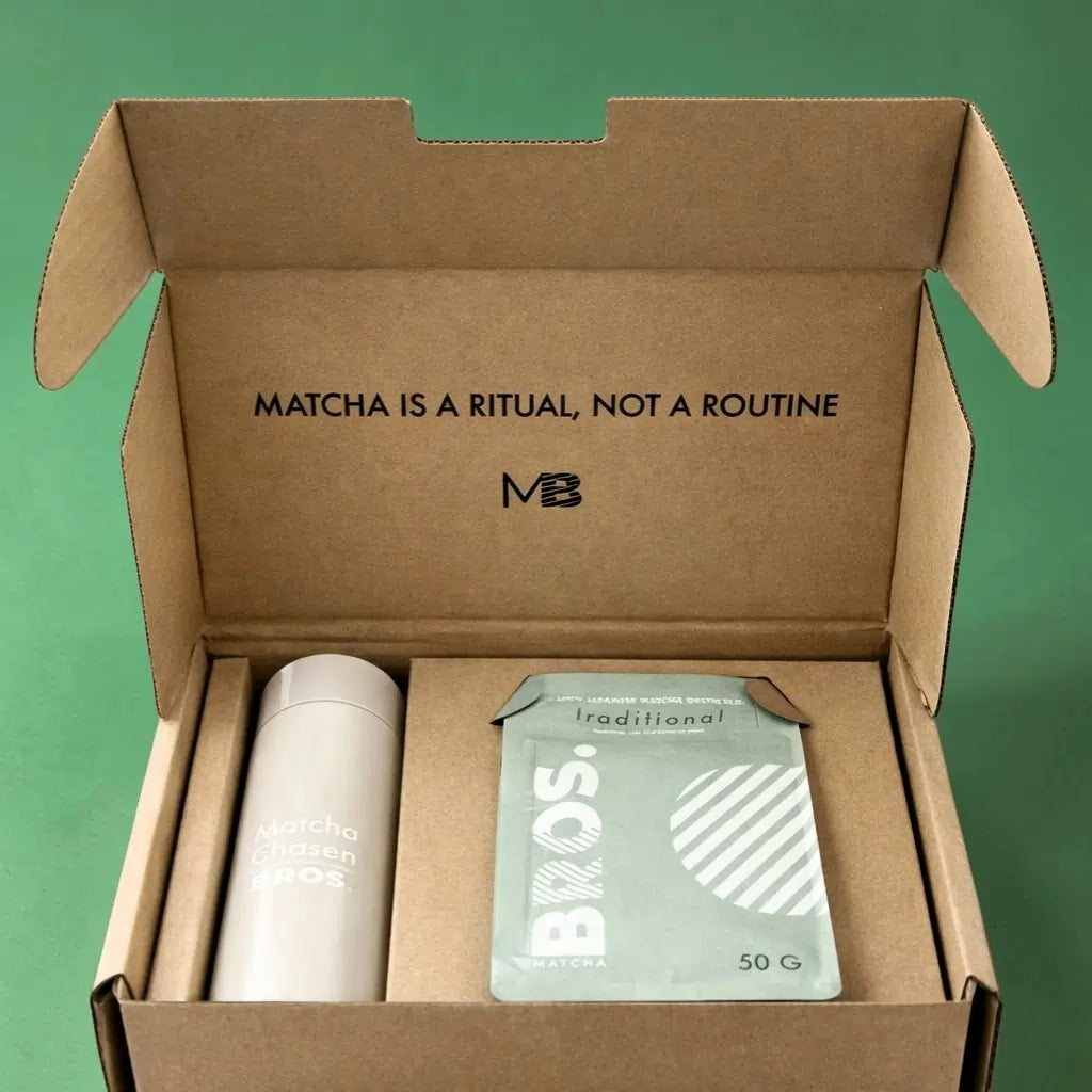 Zestaw startowy do matchy Matcha Bros – matcha tradycyjna 50 g i bambusowa miotełka chasen w pudełku