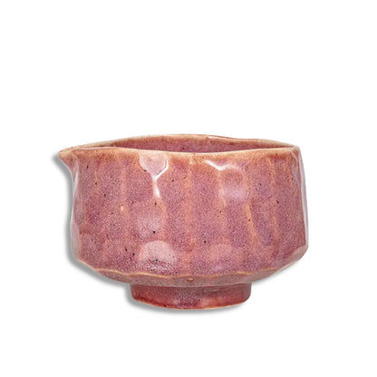 Różowa ceramiczna czarka do matchy z dziobkiem Matchawan Botan, ręcznie wykonane naczynie na jasnym tle.