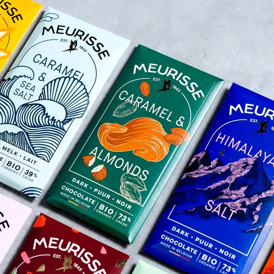 zestaw tabliczek czekolady Meurisse, w tym Caramel & Almonds, Caramel & Sea Salt i Himalayan Salt, ułożonych obok siebie na jasnym tle
