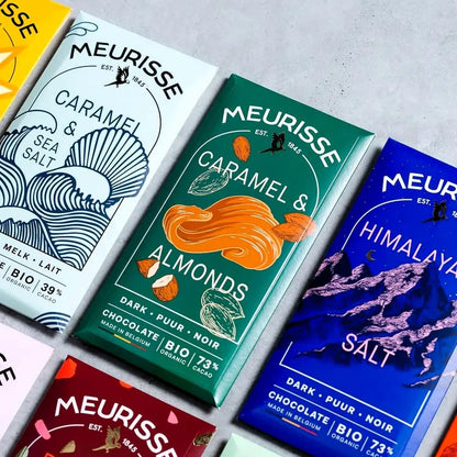 zestaw tabliczek czekolady Meurisse, w tym Caramel & Almonds, Caramel & Sea Salt i Himalayan Salt, ułożonych obok siebie na jasnym tle
