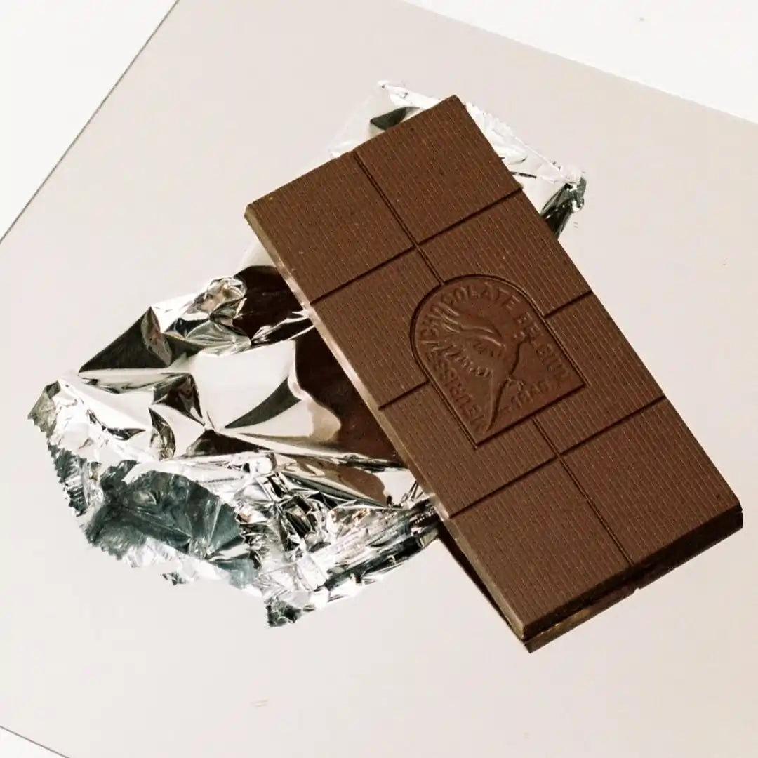 tabliczka czekolady Meurisse leżąca na srebrnej folii na jasnym tle