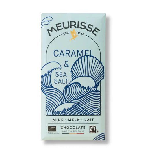 Tabliczka belgijskiej mlecznej czekolady Meurisse Caramel & Sea Salt 39% kakao w błękitnym opakowaniu z motywem muszli i fal, certyfikowana Fairtrade i BIO.