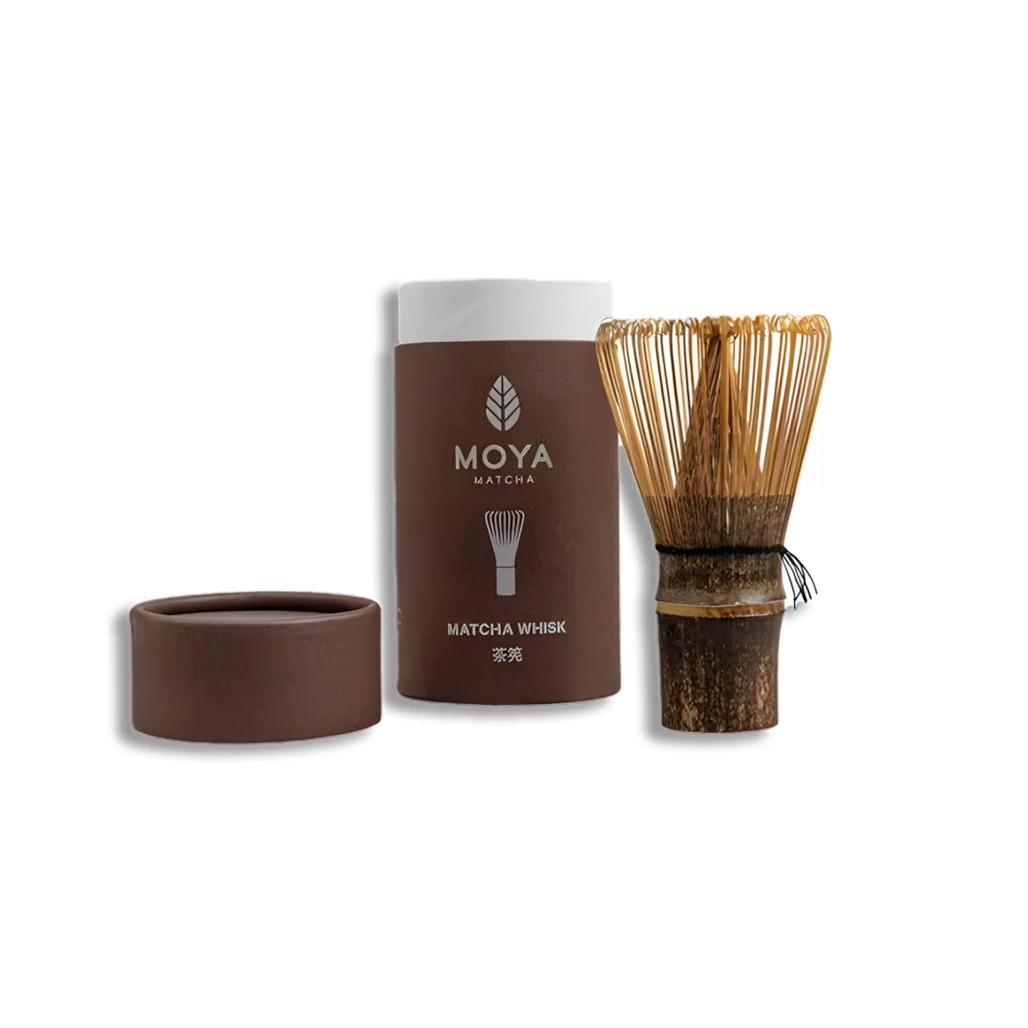 Bambusowa miotełka do matchy MOYA Matcha Whisk (chasen) z opakowaniem na białym tle
