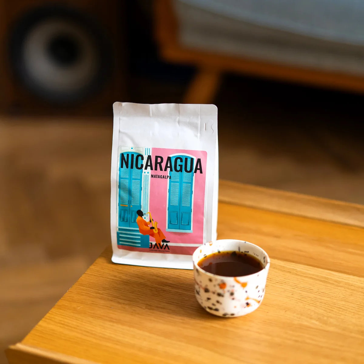 Kawa specialty Nicaragua Matagalpa JAVA Coffee Roasters z filiżanką czarnej kawy