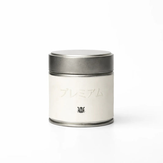 Oromatcha Premium Matcha – puszka matchy, minimalistyczny packshot na białym tle