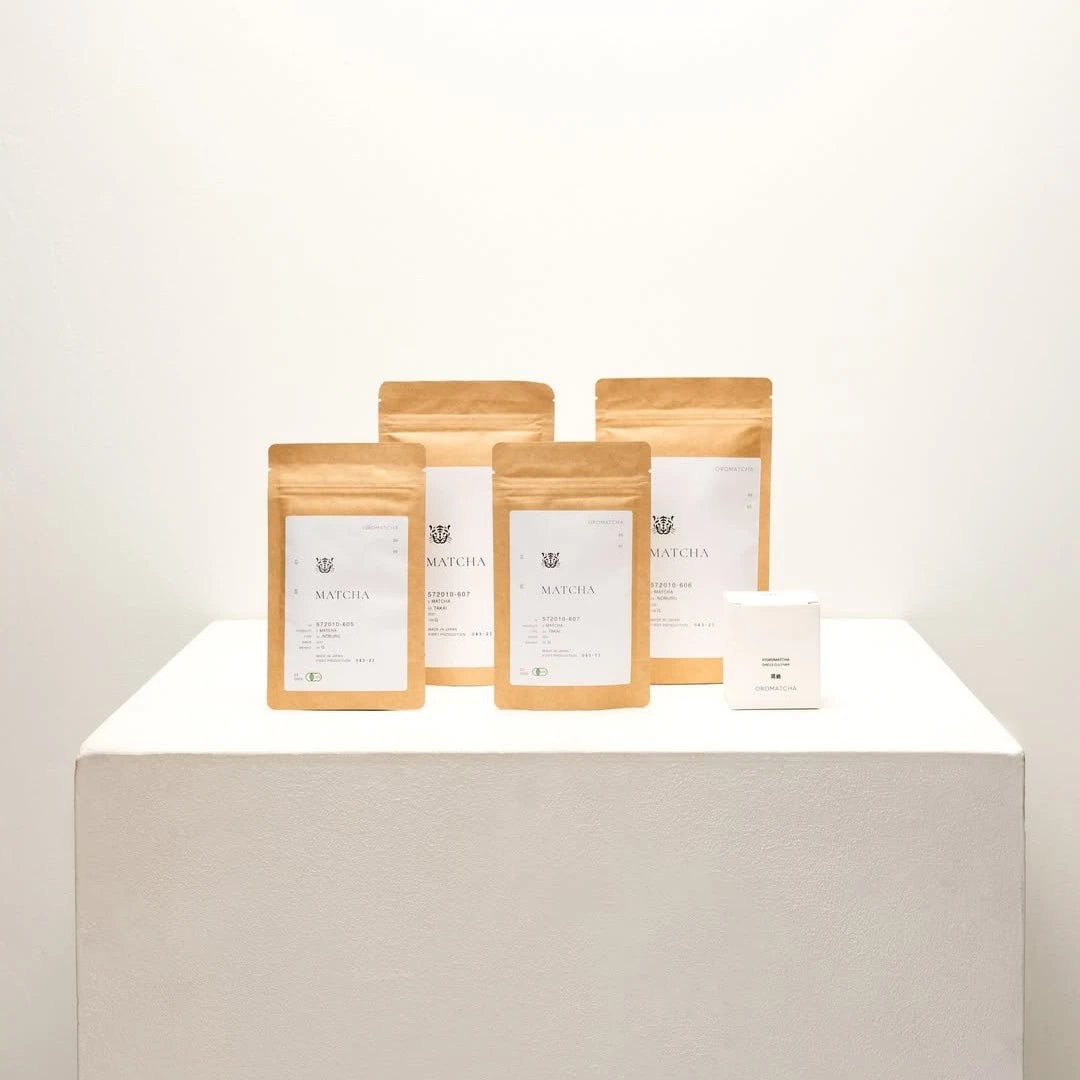 Oromatcha matcha – zestaw produktów, różne rodzaje japońskiej matchy, packshot na białym tle
