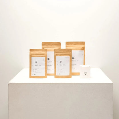 Oromatcha matcha – zestaw produktów, różne rodzaje japońskiej matchy, packshot na białym tle