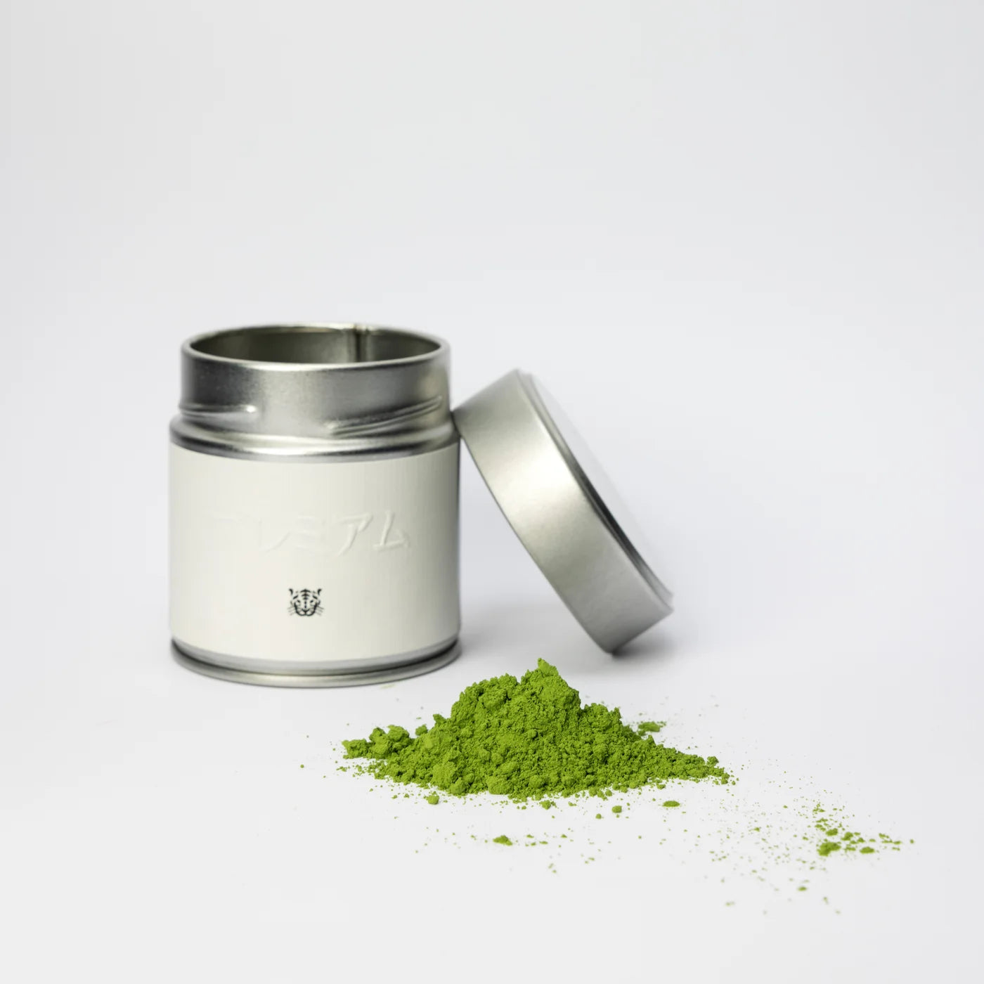 Oromatcha Premium Matcha – proszek matcha i otwarta puszka, packshot na białym tle