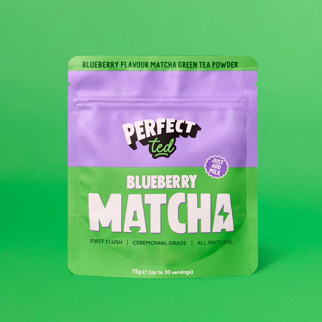 PerfectTed blueberry matcha 75g – matcha green tea powder blueberry flavour, ceremonial grade, opakowanie produktu na zielonym tle