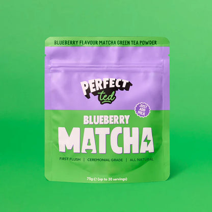 PerfectTed blueberry matcha 75g – matcha green tea powder blueberry flavour, ceremonial grade, opakowanie produktu na zielonym tle