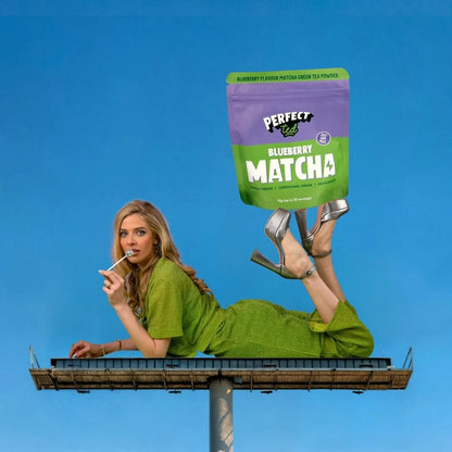 PerfectTed blueberry matcha 75g – kreatywna kampania reklamowa, modelka na billboardzie z produktem matcha premium