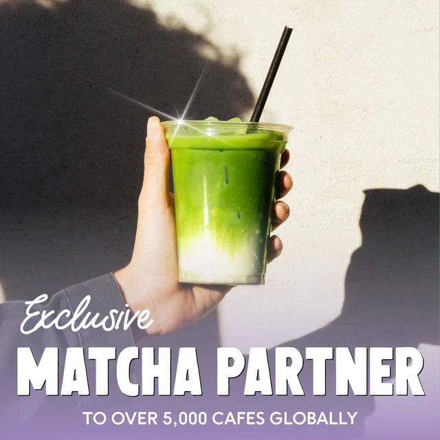 matcha latte w kubku na wynos w ręce – napój premium matcha, współpraca z kawiarniami, PerfectTed