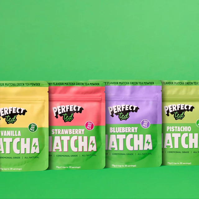 PerfectTed matcha zestaw smaków 75g – vanilla, strawberry, blueberry, pistachio matcha, ceremonial grade, opakowania produktów na zielonym tle