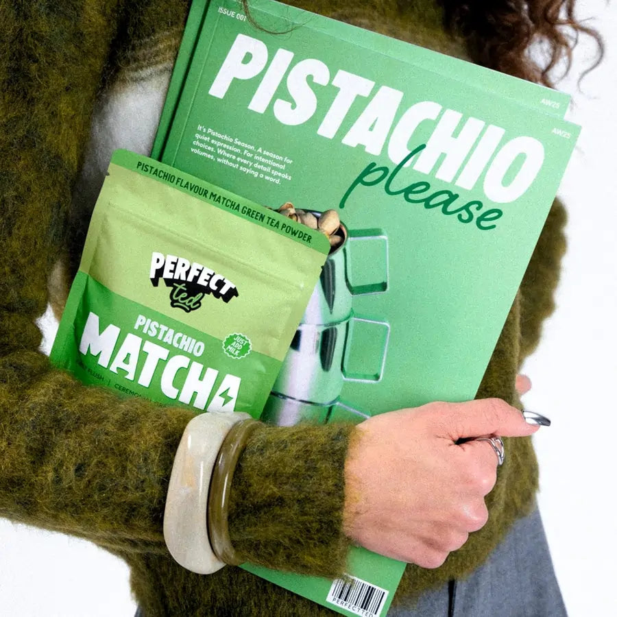 PerfectTed pistachio matcha 75g – opakowanie matcha przy magazynie lifestyle, inspiracja pistachio matcha, styl premium