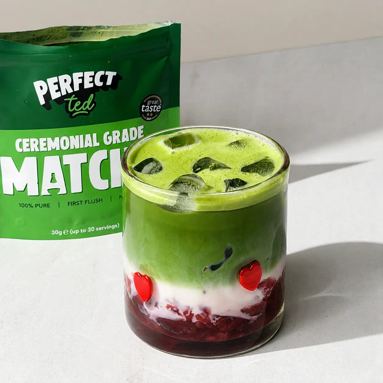 Strawberry Matcha Latte z PerfectTed Ceremonial Grade Matcha – warstwowy napój z truskawkami, mlekiem i japońską matchą ceremonialną na lodzie.