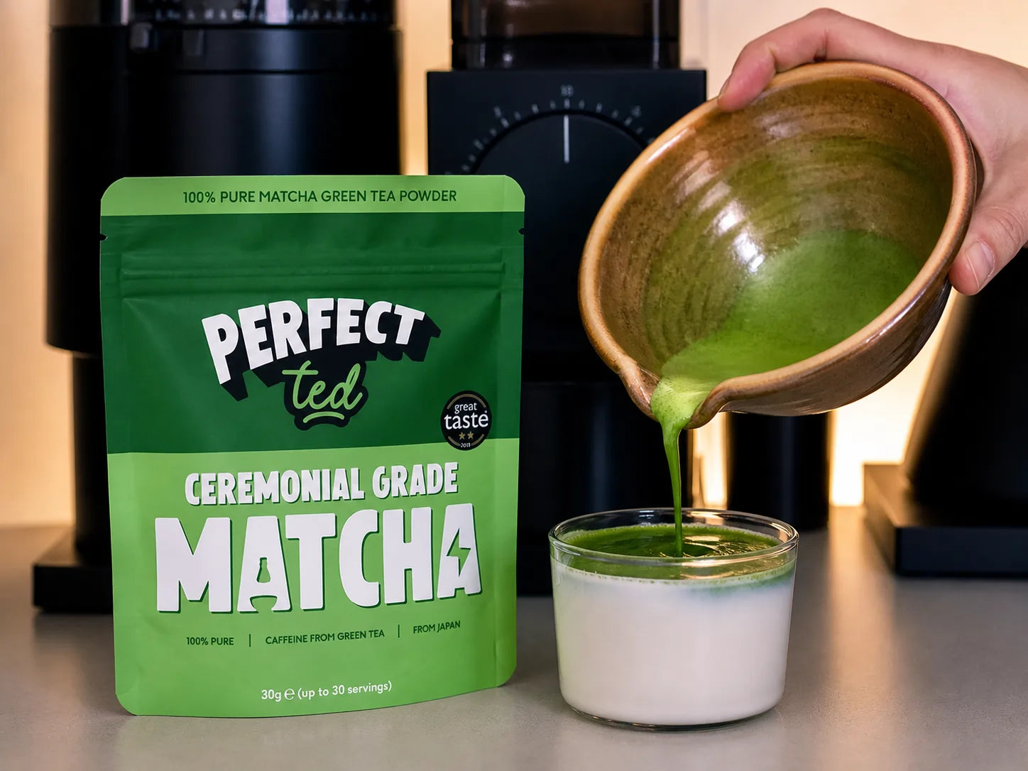 Przygotowanie PerfectTed Ceremonial Grade Matcha – nalewanie świeżo ubitej matchy do mleka podczas przygotowania matcha latte