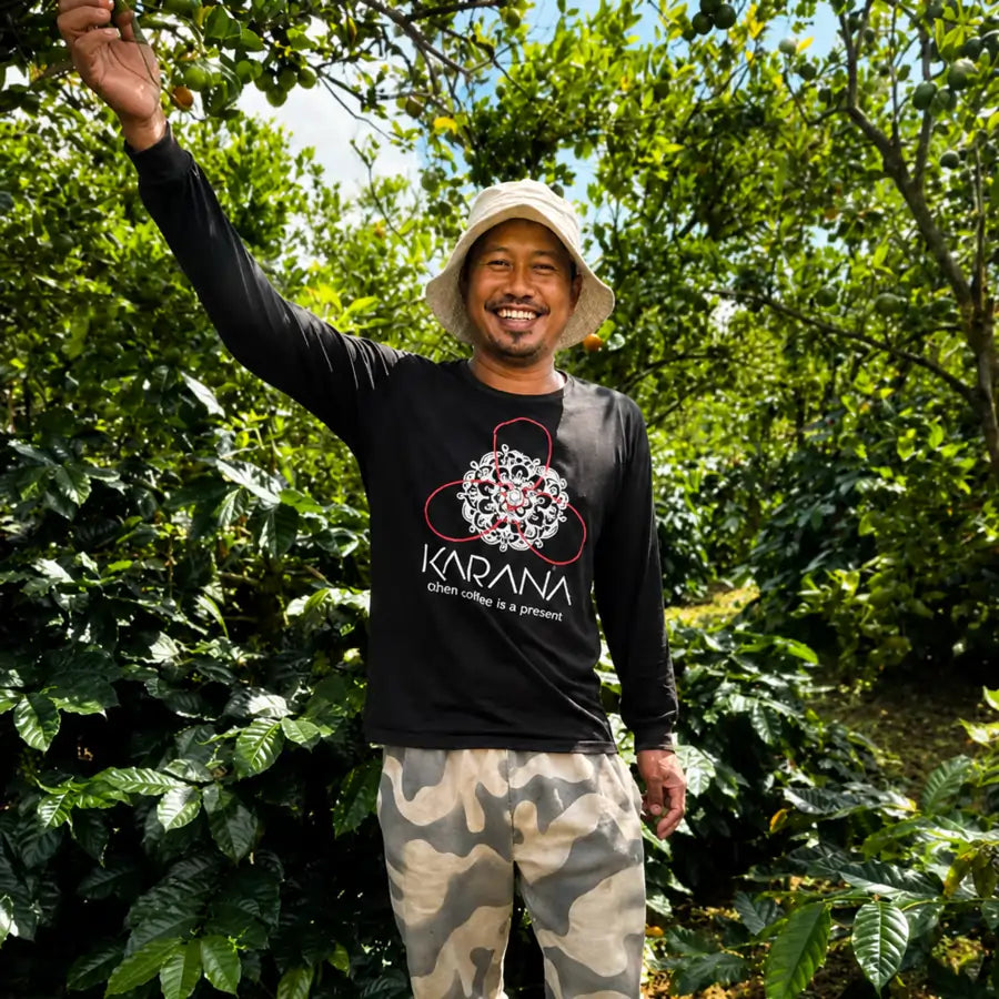 Farmer na plantacji kawy specialty Bali Kintamani podczas zbiorów ziaren dla JAVA Coffee w Warszawie