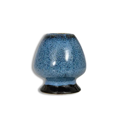 Ceramiczna podstawka do trzepaczki do matchy (chasen holder) w niebieskim kolorze, służąca do suszenia i zachowania kształtu bambusowej trzepaczki.