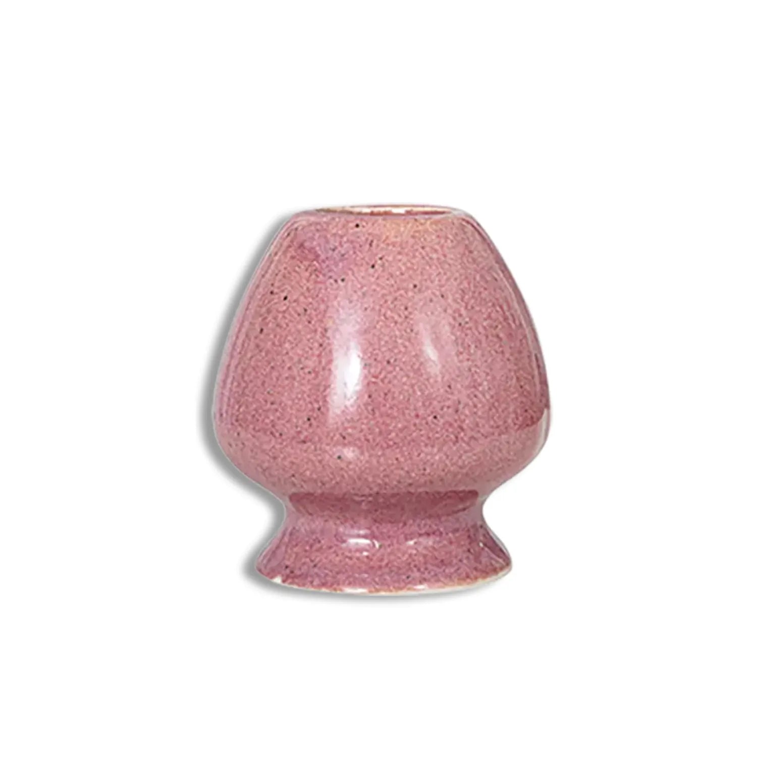 Ceramiczna podstawka do trzepaczki do matchy (chasen holder) w różowym kolorze, przeznaczona do suszenia i zachowania kształtu bambusowej trzepaczki.