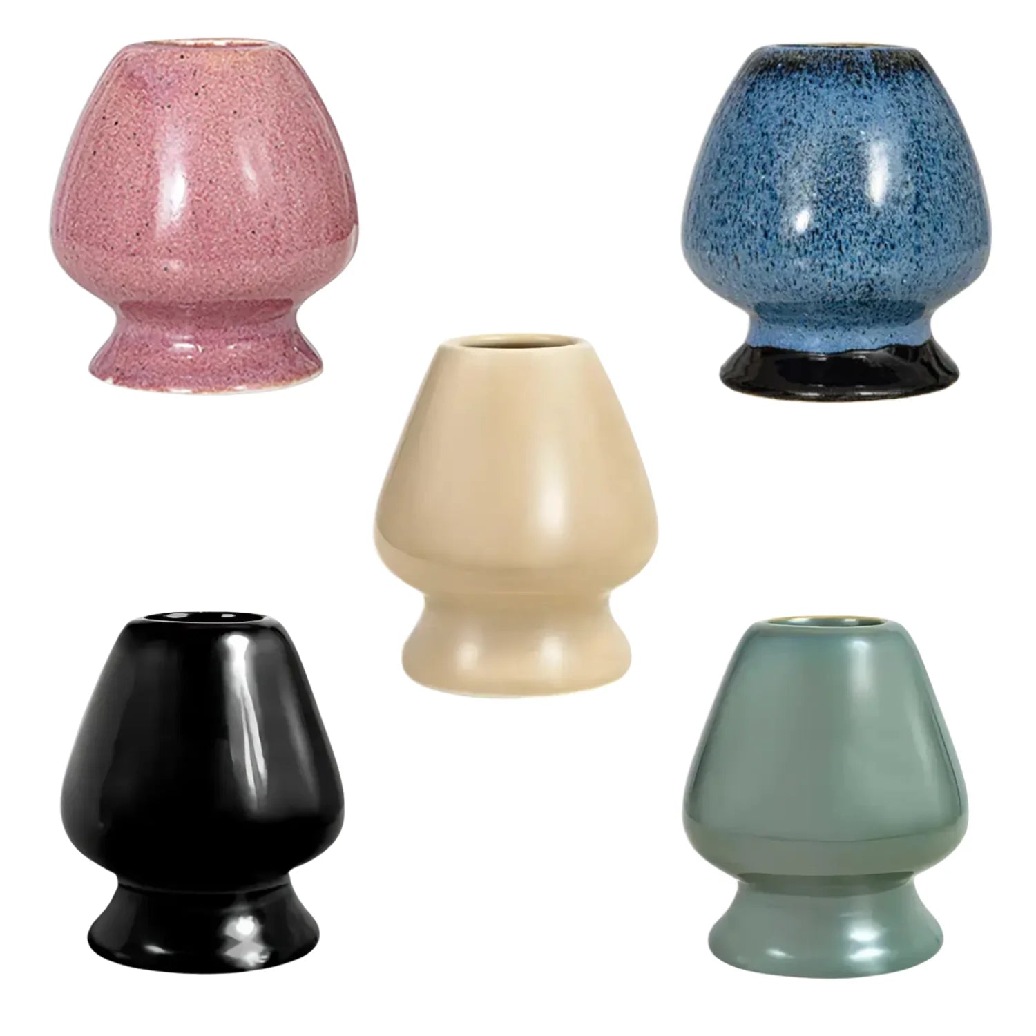 Trzy porcelanowe podstawki na chasen (naoshi) w kolorach: beżowym, czarnym , szaro-zielonym , różowym , niebieskim  – akcesoria do matchy w eleganckiej, minimalistycznej formie.