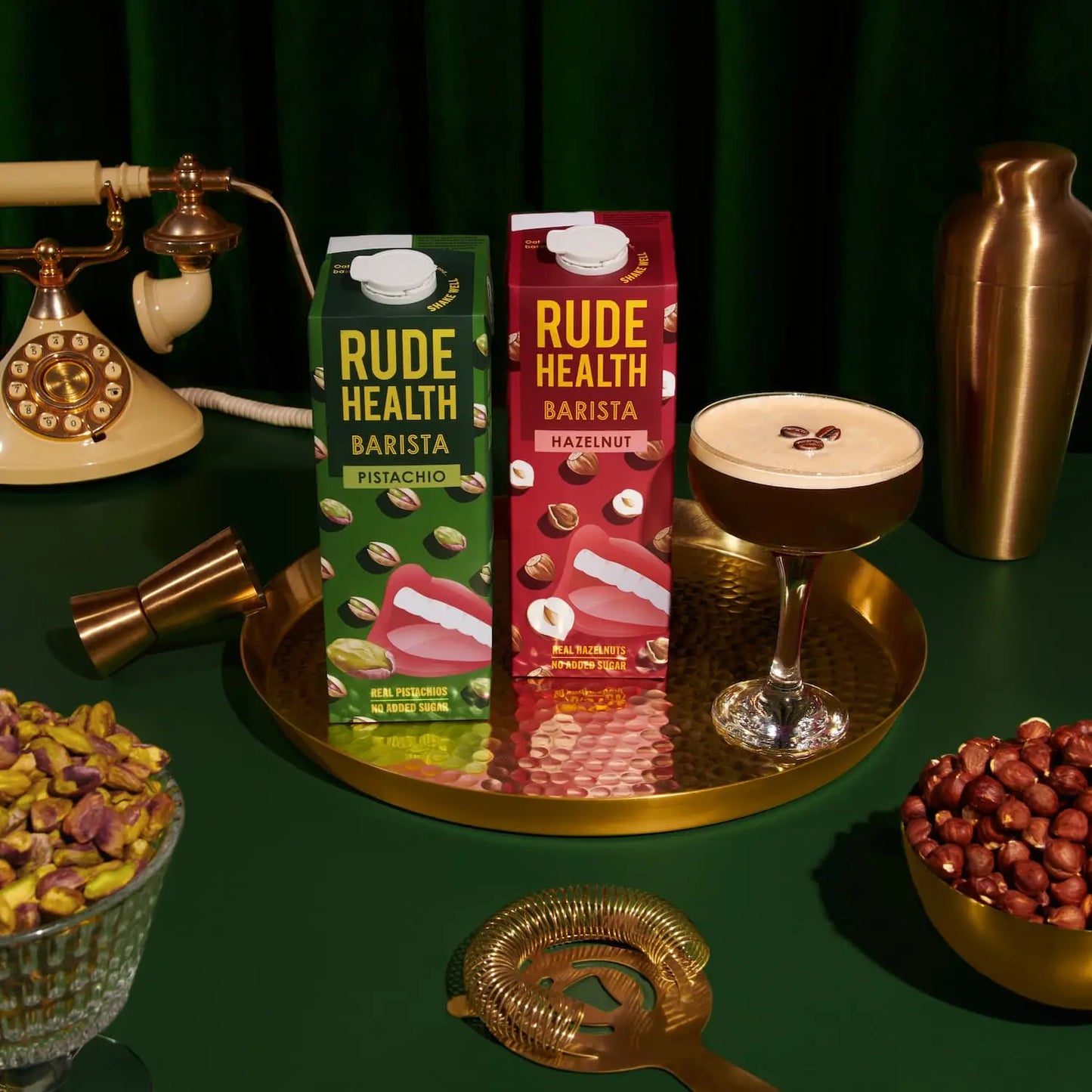 Napój roślinny Rude Health Barista Pistachio i Hazelnut 1L na eleganckiej tacy z kawowym koktajlem, pistacjami i orzechami laskowymi, idealne do kawy i latte