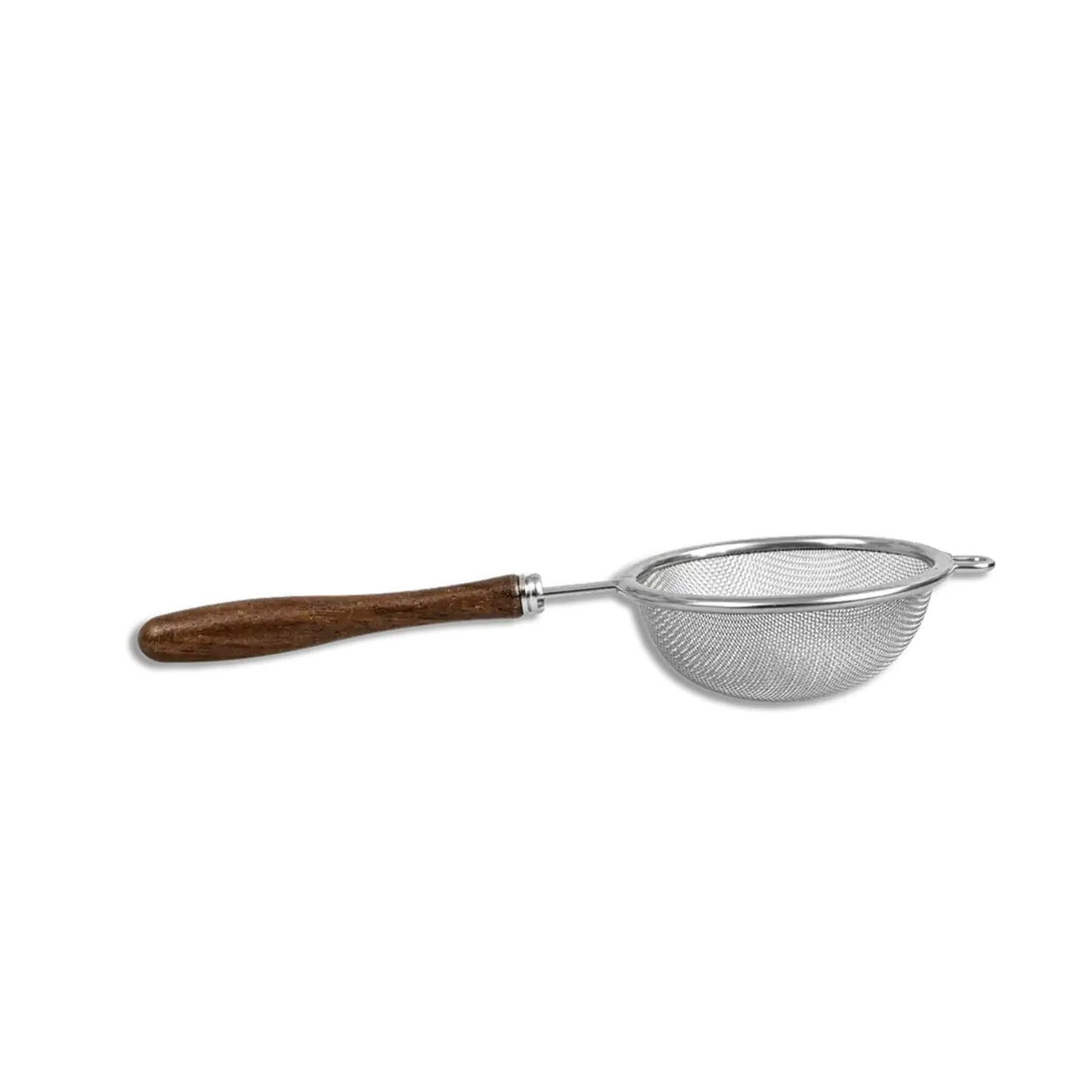 Stalowe sitko do matchy z drobną siateczką i drewnianą rączką, akcesorium do przesiewania proszku matcha, widok na jasnym tle.