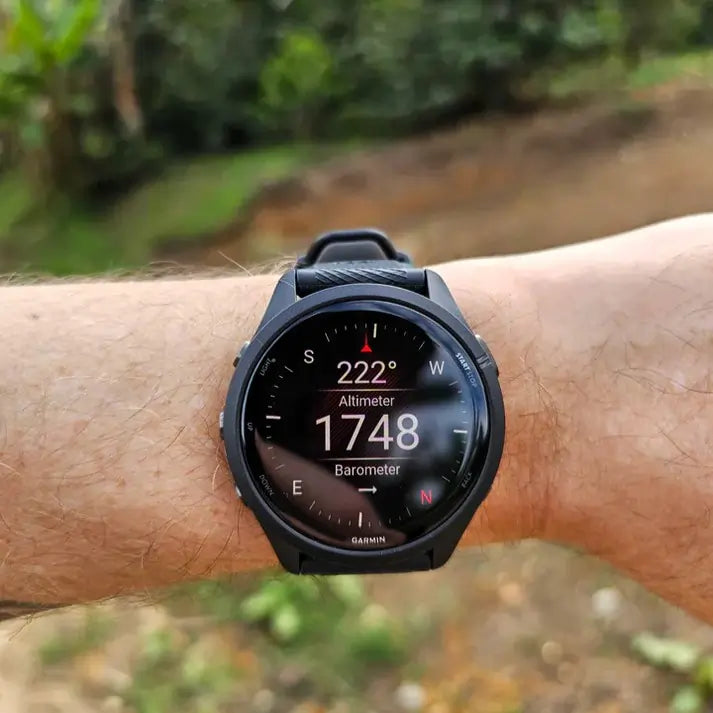 Smartwatch Garmin z funkcją altimetru, barometru i kompasu na ręce w terenie outdoorowym