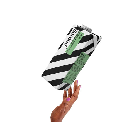 Karton napoju roślinnego Sproud Matcha 1L trzymany w dłoni – wegański napój z grochu o smaku matcha, bogaty w białko i o niskiej zawartości cukru.